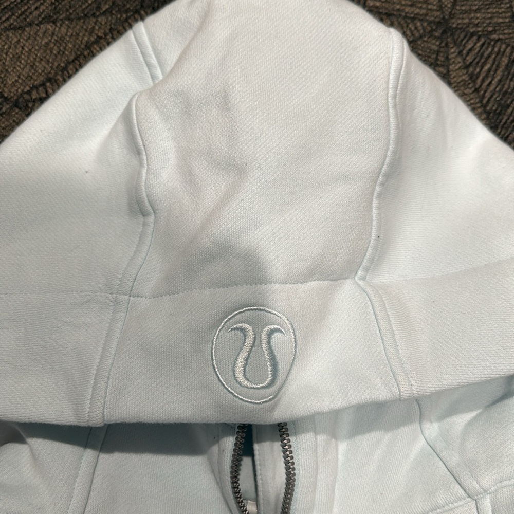Lululemon - Picture 2 of 4